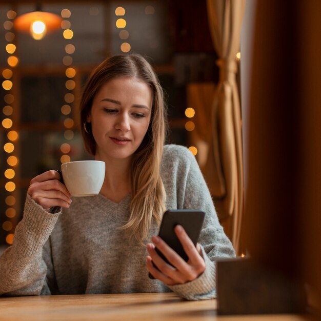 Portrait belle femme regardant téléphone