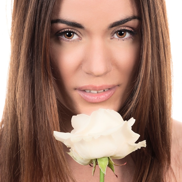 Photo gratuite portrait de la belle femme avec une rose blanche sur fond blanc