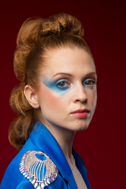 Portrait d'une belle femme rousse maquillée