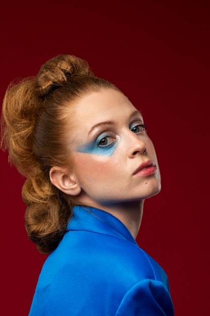 Portrait d'une belle femme rousse maquillée