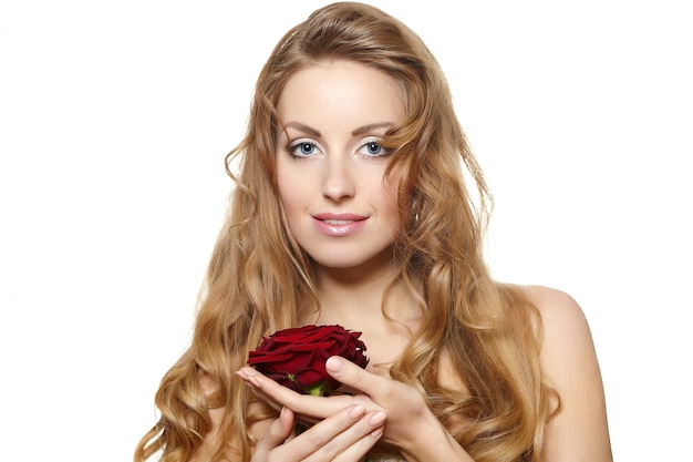 Portrait de belle femme sensuelle avec rose rouge sur blanc