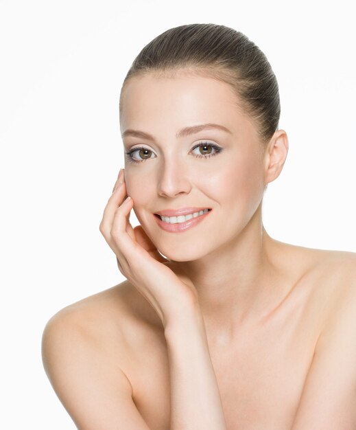 Portrait d'une belle femme souriante avec une peau propre