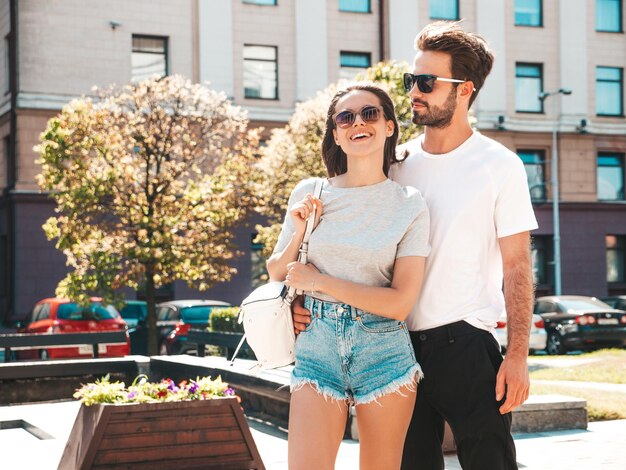 Portrait de belle femme souriante et son beau petit ami Femme en vêtements d'été décontractés Bonne famille joyeuse Femme s'amusant Couple posant sur le fond de la rue à lunettes