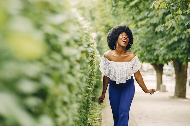 Portrait belle femme souriante en ville