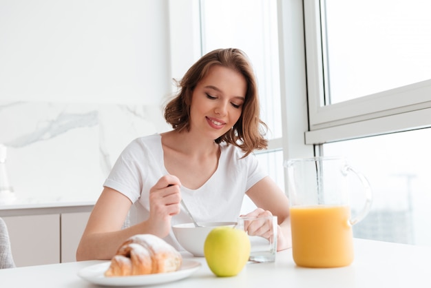 Portrait d'une belle femme souriante