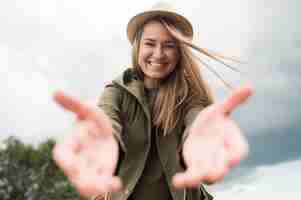 Photo gratuite portrait de la belle femme souriante