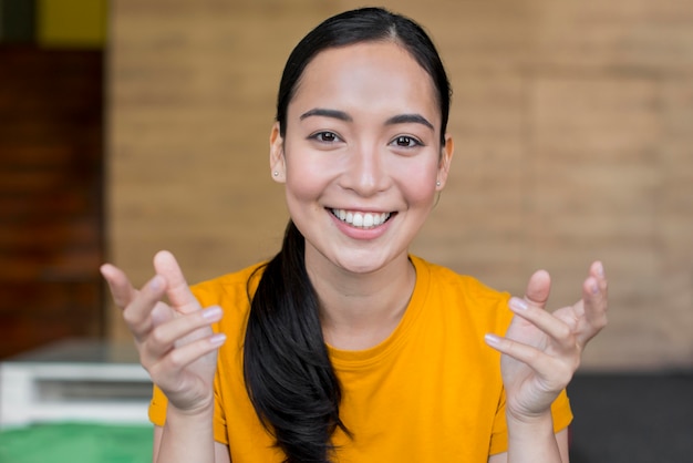 Portrait de la belle femme souriante