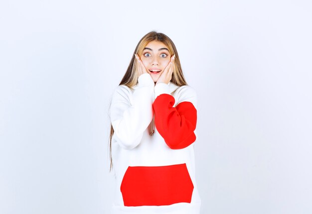 Portrait d'une belle femme en sweat à capuche chaud debout et regardant la caméra