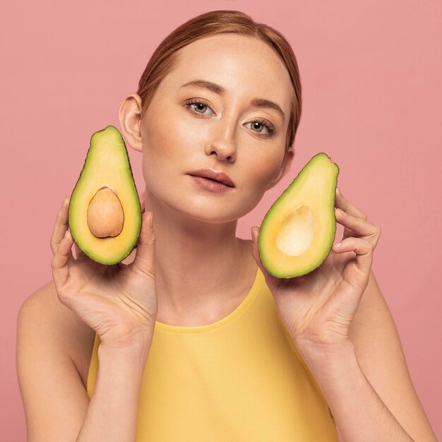 Portrait de la belle femme tenant des fruits