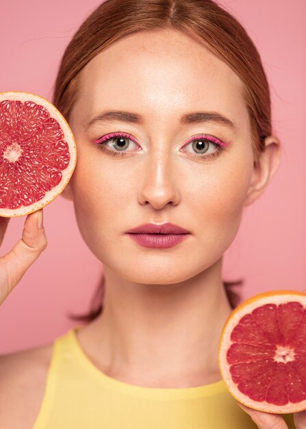 Portrait de la belle femme tenant des fruits