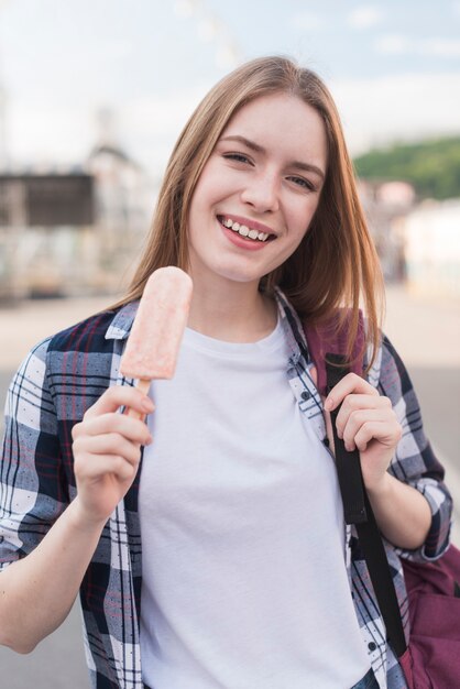 Portrait, de, belle femme, tenant, glace popsicle