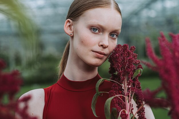 Portrait d'une belle femme tenant une plante d'amarante