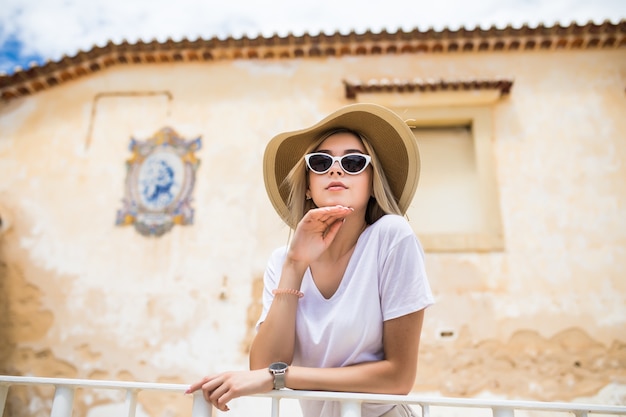 Portrait de belle femme sur la terrasse au coeur de la vieille ville