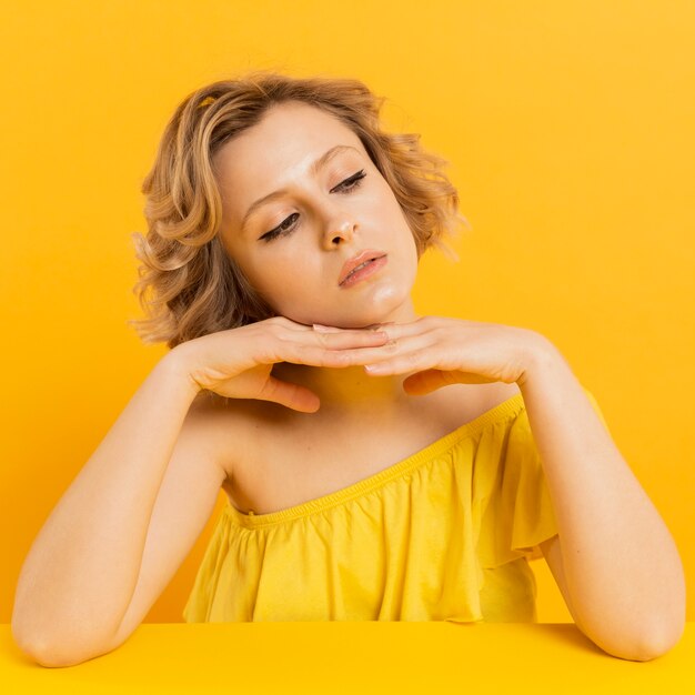 Portrait belle femme vêtue de jaune