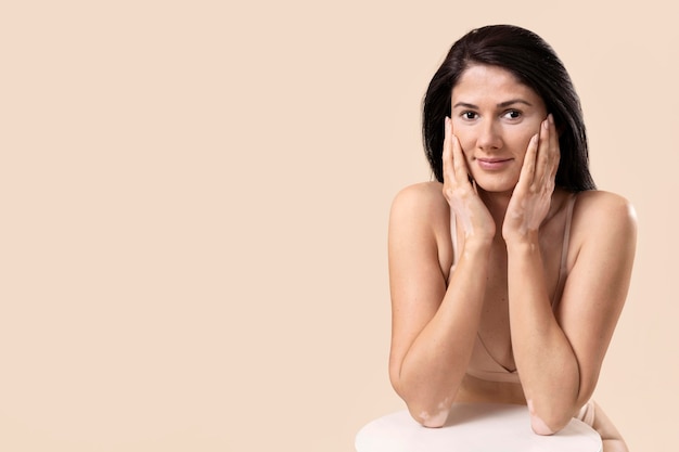 Portrait de belle femme avec le vitiligo