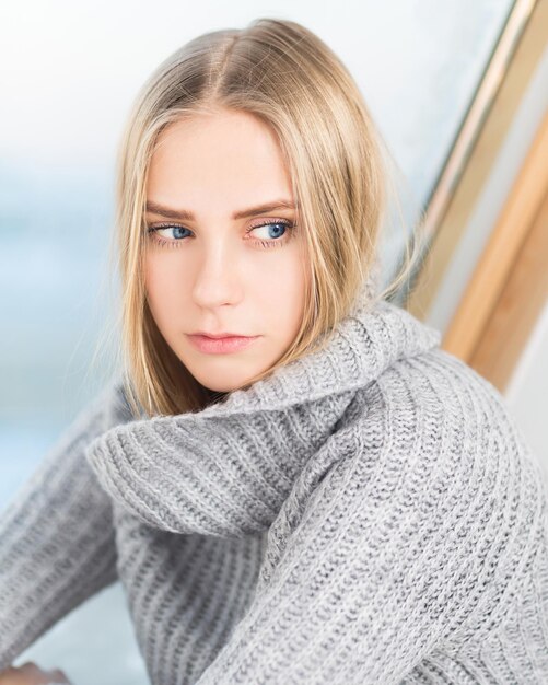 Portrait d'une belle fille aux yeux bleus