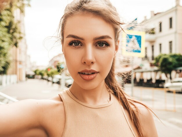 Portrait de belle fille brune souriante en vêtements d'été