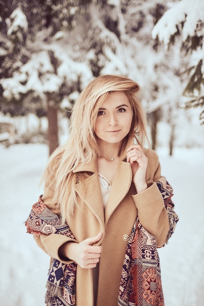 Portrait de belle fille sur le parc d'hiver