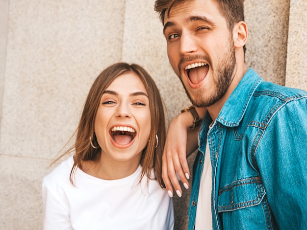 Portrait de belle fille souriante et son beau petit ami dans des vêtements d'été décontractés. et un clin de œil