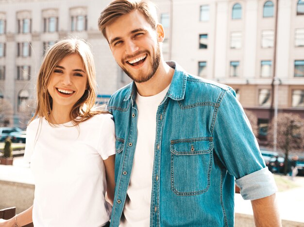 Portrait de belle fille souriante et son beau petit ami dans des vêtements d'été décontractés. . Étreindre