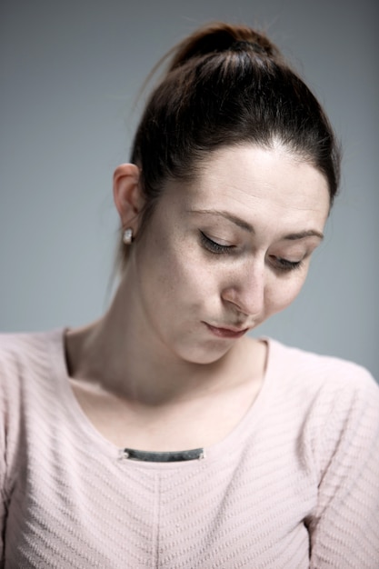 Photo gratuite le portrait d'une belle fille triste closeup