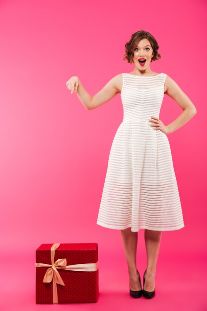 Portrait d'une belle fille vêtue d'une robe