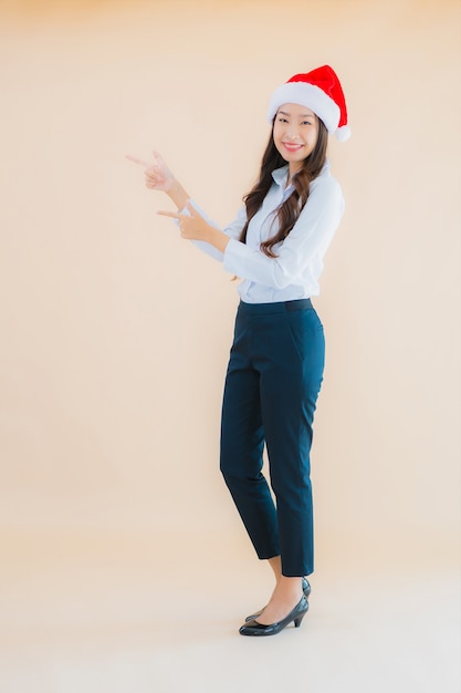 Portrait belle jeune entreprise asiatique femme porter un chapeau de Noël