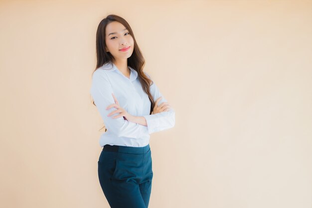 Portrait belle jeune femme d'affaires asiatique