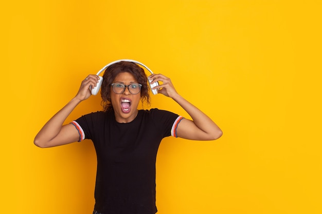 Photo gratuite portrait de la belle jeune femme afro-américaine sur jaune,