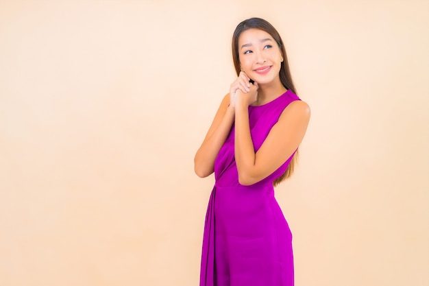 Portrait belle jeune femme asiatique en action sur fond isolé de couleur