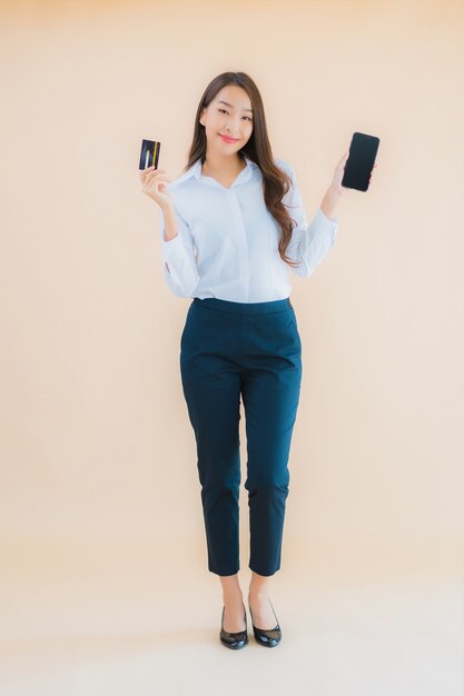 Portrait belle jeune femme asiatique d'affaires avec téléphone et carte de crédit