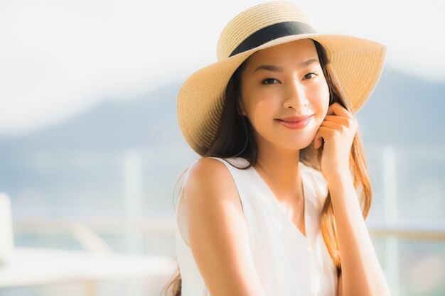 Portrait belle jeune femme asiatique assise dans le restaurant