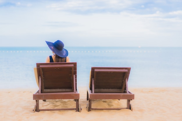 Photo gratuite portrait belle jeune femme asiatique autour de l'océan plage mer