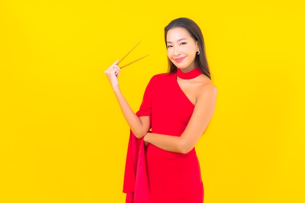 Portrait belle jeune femme asiatique avec des baguettes prêt à manger