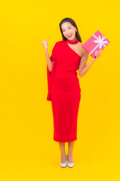 Portrait belle jeune femme asiatique avec boîte-cadeau rouge