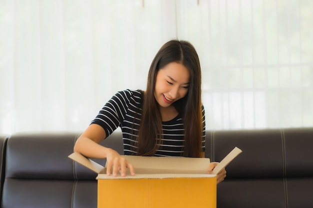 Portrait De La Belle Jeune Femme Asiatique Avec Boîte De Colis En Carton