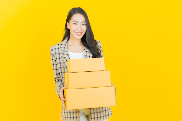 Portrait belle jeune femme asiatique avec boîte prête pour l'expédition