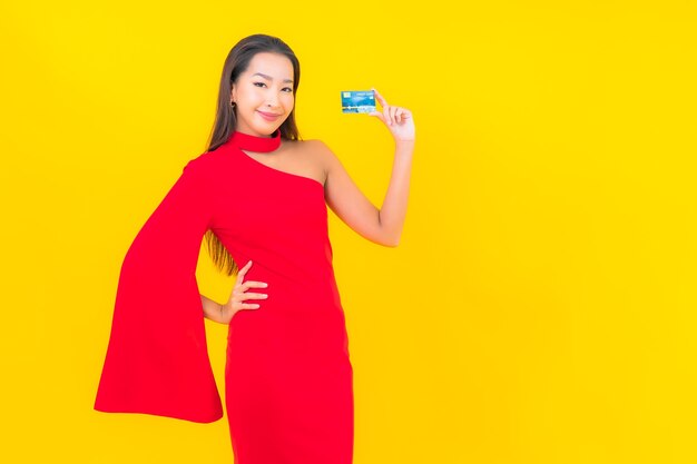 Portrait Belle Jeune Femme Asiatique Avec Carte De Crédit