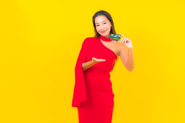 Portrait belle jeune femme asiatique avec carte de crédit