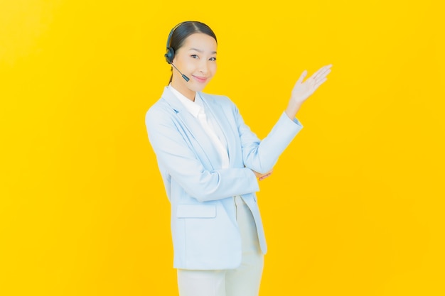 Portrait Belle Jeune Femme Asiatique Avec Centre D'appels Centre De Service Client Sur Jaune