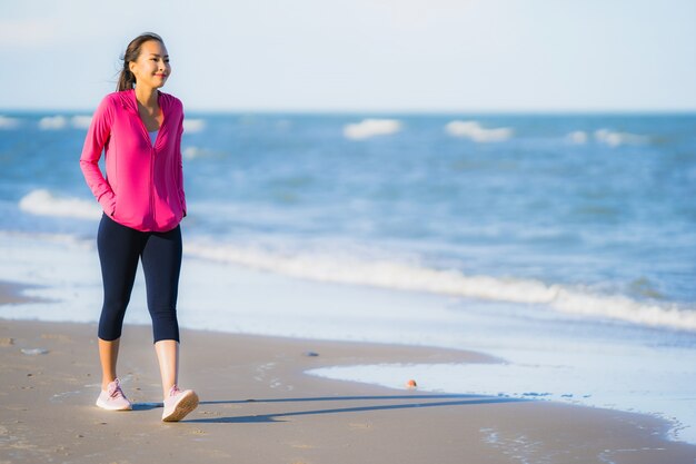 Portrait belle jeune femme asiatique en cours d&#39;exécution ou d&#39;exercer sur le tropica nature paysage de plage