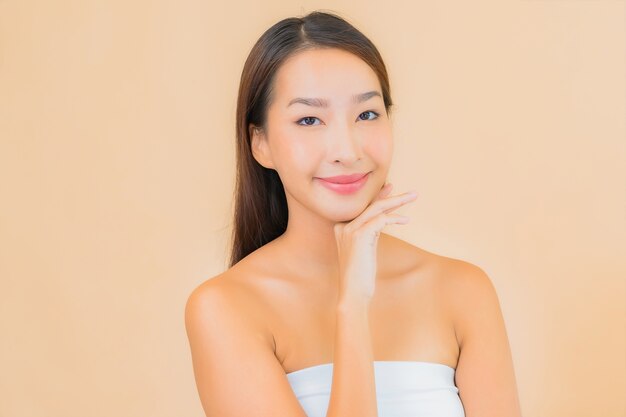 Portrait belle jeune femme asiatique dans un spa avec maquillage naturel sur beige