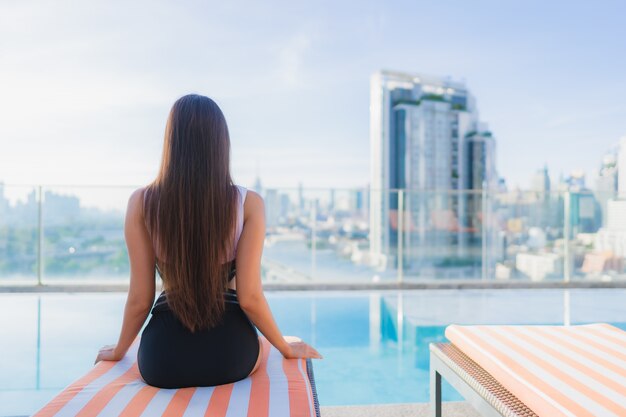 Portrait belle jeune femme asiatique détend les loisirs autour de la piscine