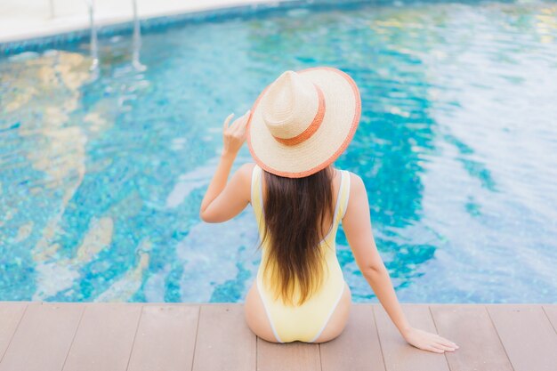 Portrait belle jeune femme asiatique de détente en plein air dans la piscine en voyage de vacances