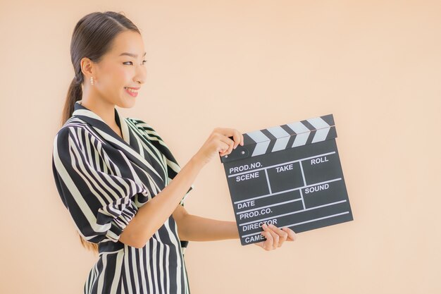 Portrait belle jeune femme asiatique avec film battant