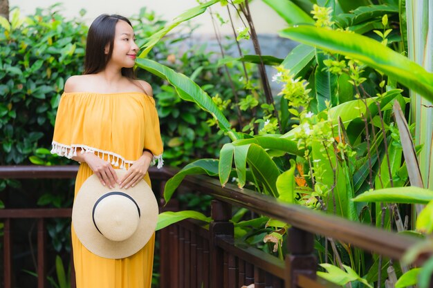 Portrait belle jeune femme asiatique heureuse sourire lesire dans le parc du jardin