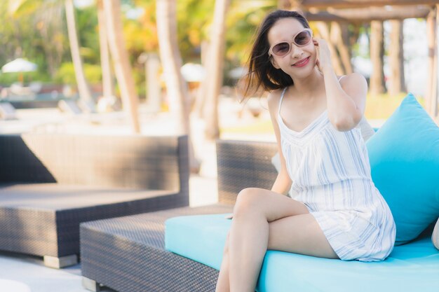 Portrait belle jeune femme asiatique heureux sourire se détendre autour de la plage et la mer