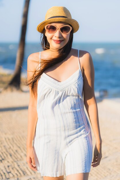 Portrait belle jeune femme asiatique heureux sourire se détendre autour de la plage et la mer