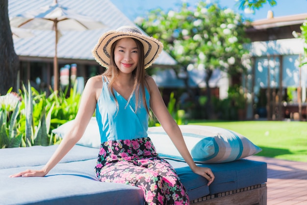 Photo gratuite portrait belle jeune femme asiatique heureux sourire se détendre autour de la plage, l'océan et la mer