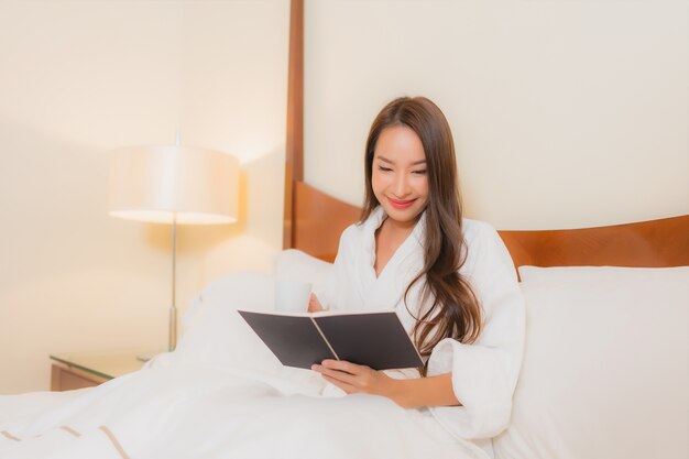 Portrait Belle Jeune Femme Asiatique Livre De Lecture Sur Le Lit à L'intérieur De La Chambre